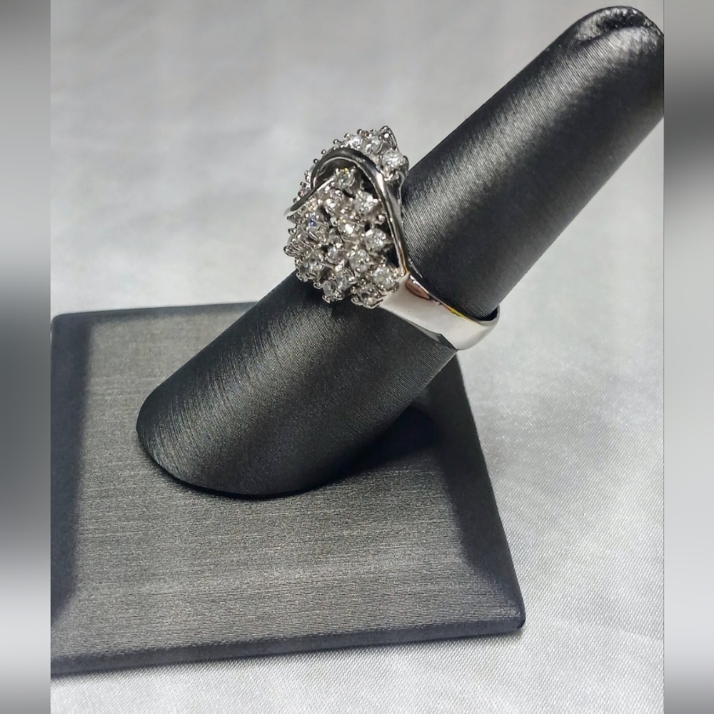 Absolutely beautiful Rhodium plated 925 sterling silver ring with CZ.   SIZE  7. - Picture 6 of 8